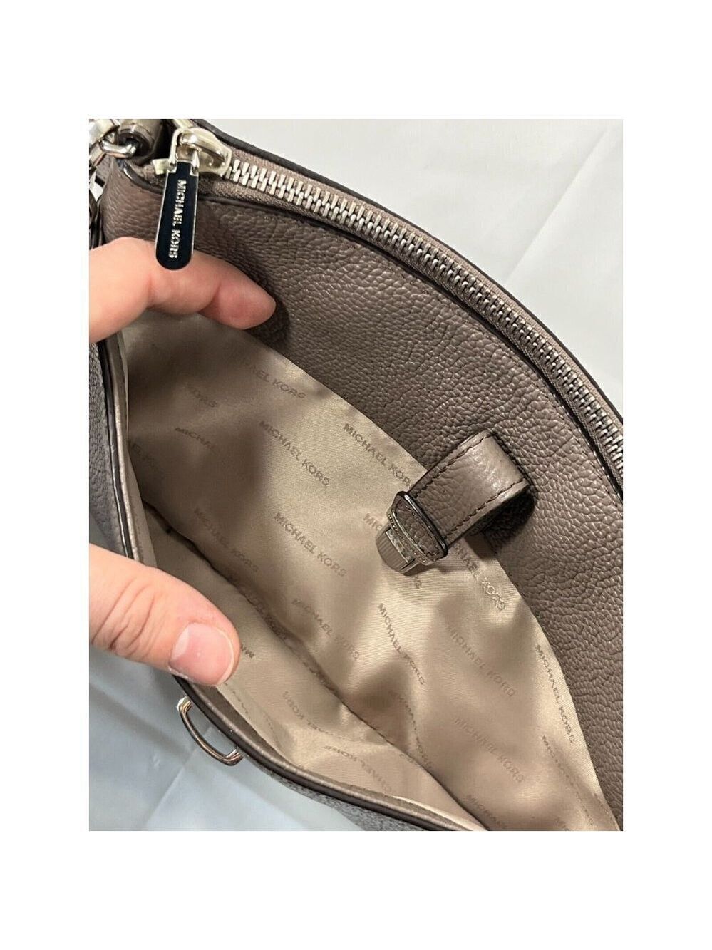 Michael Kors Mercer Large Snap Pocket Crossbody taupe - Picture 4 of 16